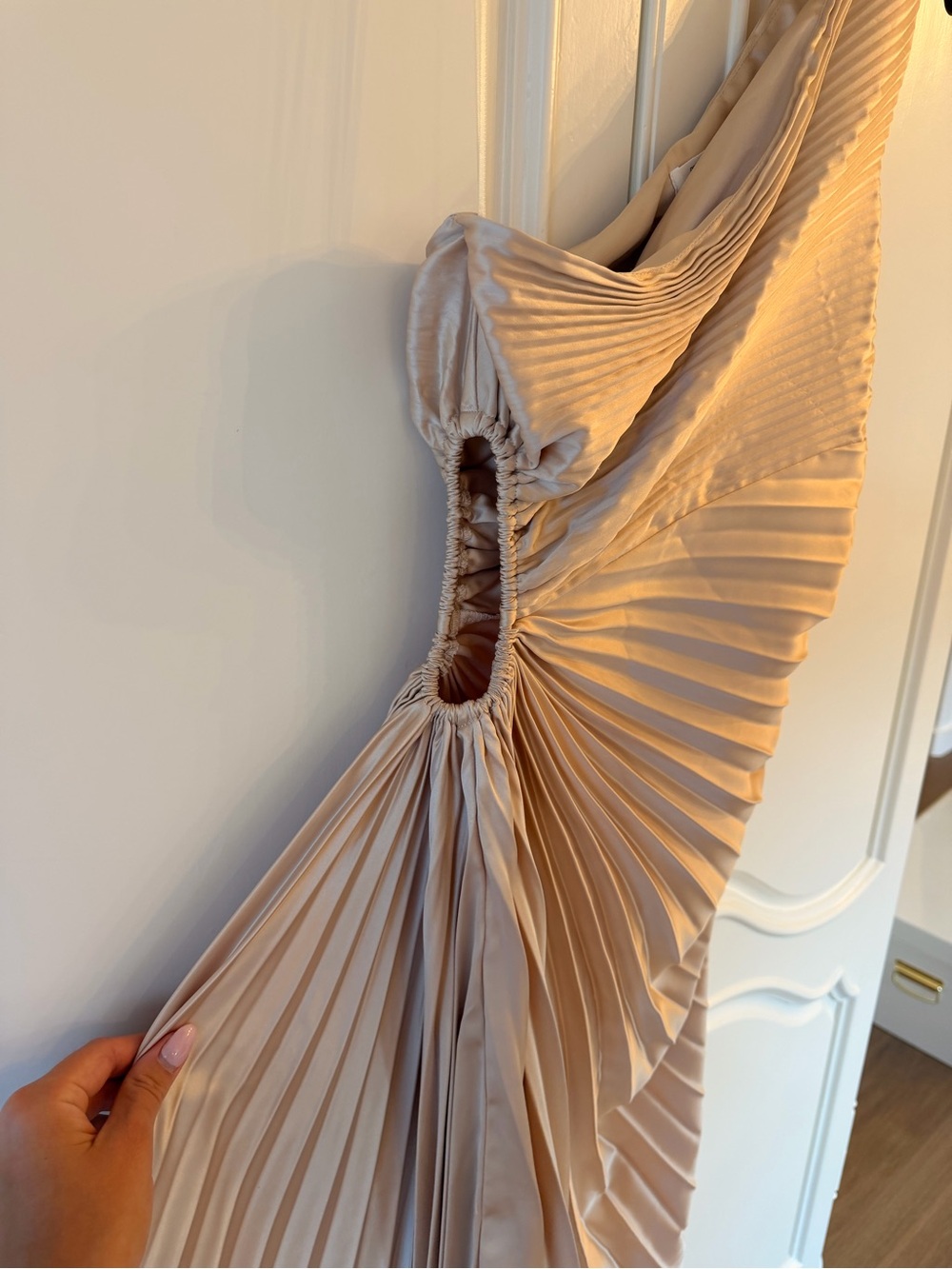 One-Shoulder Pleated Satin Evening Dress in Champagne - Picture 4 of 7